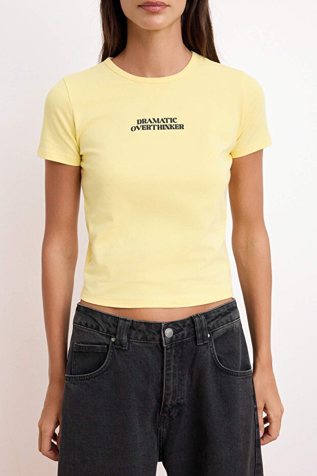 Sarı Fitted/Vücuda Oturan Esnek Crop Bisiklet Yaka Kısa Kol Baskılı Örme T-Shirt TWOSS25TS00082 - 6