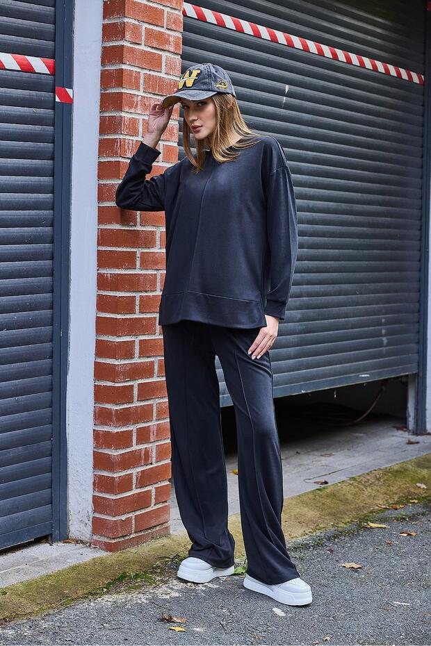 Crew Neck Long Sweatshirt with Ribbed Stitching on the Front and Striped Pocket Pants Set