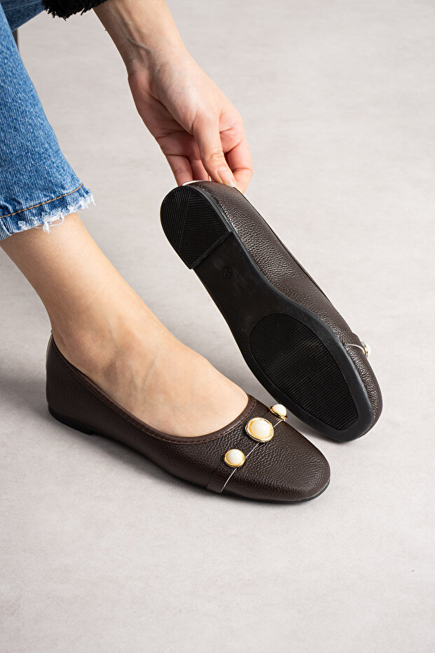 حذاء باليه بني اللون مزين باللؤلؤ - 4