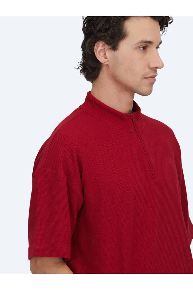 تي شيرت ياقة مرتفعة متوسطة الطول منقوش باللون الأحمر - 4