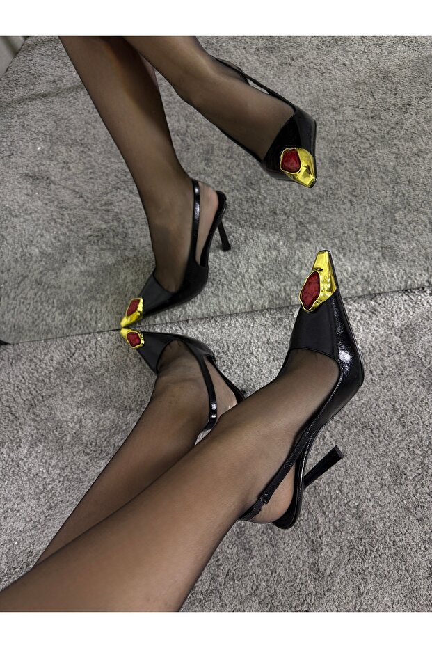 Black women's classic high-heeled shoes