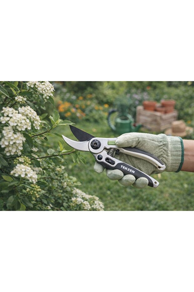 Gardening Bypass Pruning Shears - 1