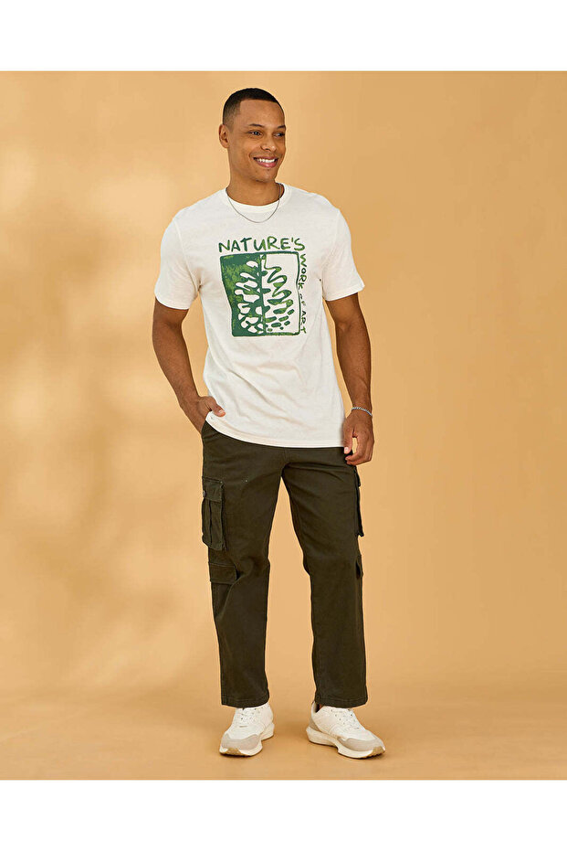 تيشيرت رجالي أبيض برسومات أساسية - 5