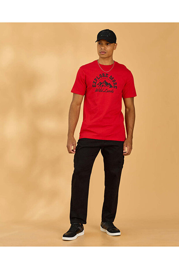 تيشيرت رجالي أحمر برسومات أساسية - 2