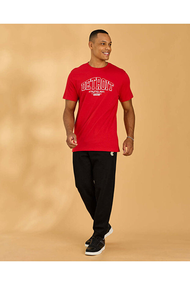 تيشيرت رجالي أحمر برسومات أساسية - 5