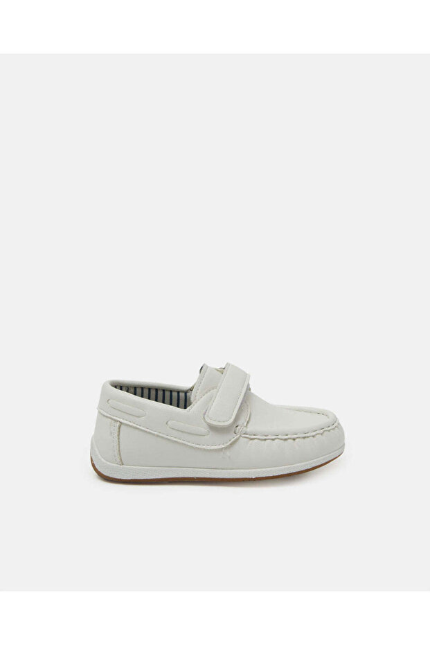 أحذية موكاسين بيضاء ذو ملمس بارز للأولاد