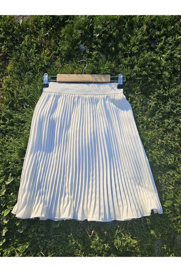 White Women's Pleated Skirt with Elastic Waistband, Pleated Pleated Mini Complementary Skirt