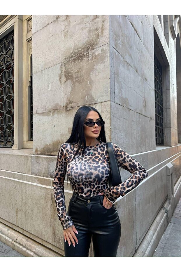 Women's Leopard Printed Crew Neck Stretchy Blouse
