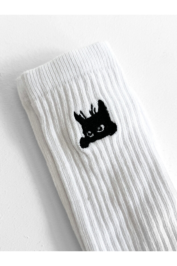 جوارب بيضاء بدون أسنان مطرز - 2