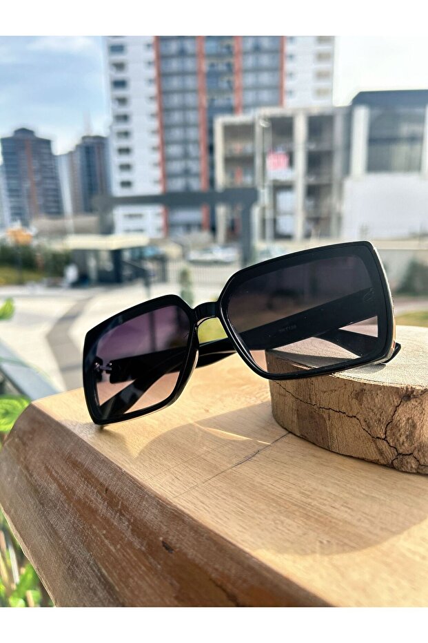 نظارات شمسية نسائية UV400 - زجاج أسود متدرج - تصميم مربع كبير - مع علبة خاصة