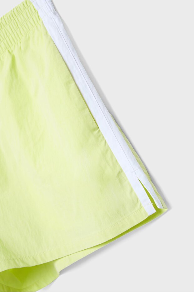 Yan şeritli teknik şort - 8