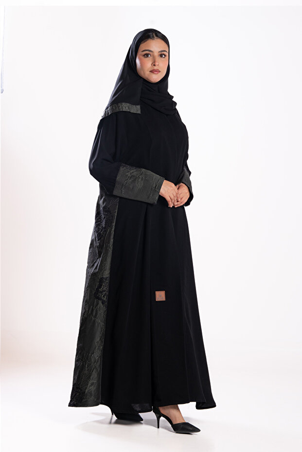 عباية شادن باللون الاسود