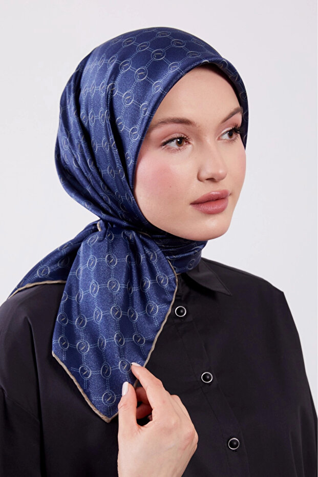 وشاح كريستال D6 باللون الأزرق الداكن