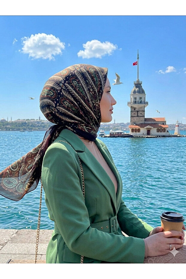 بنقشة إثنية .شال ناعم بتفاصيل باللون الأخضر والبني