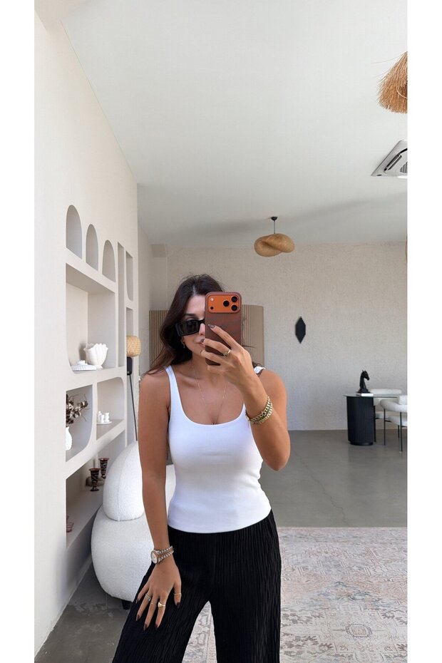 قميص داخلي أساسي أبيض قماش مجدّل Tok Texture قطن برقبة مربعة من الأمام والخلف