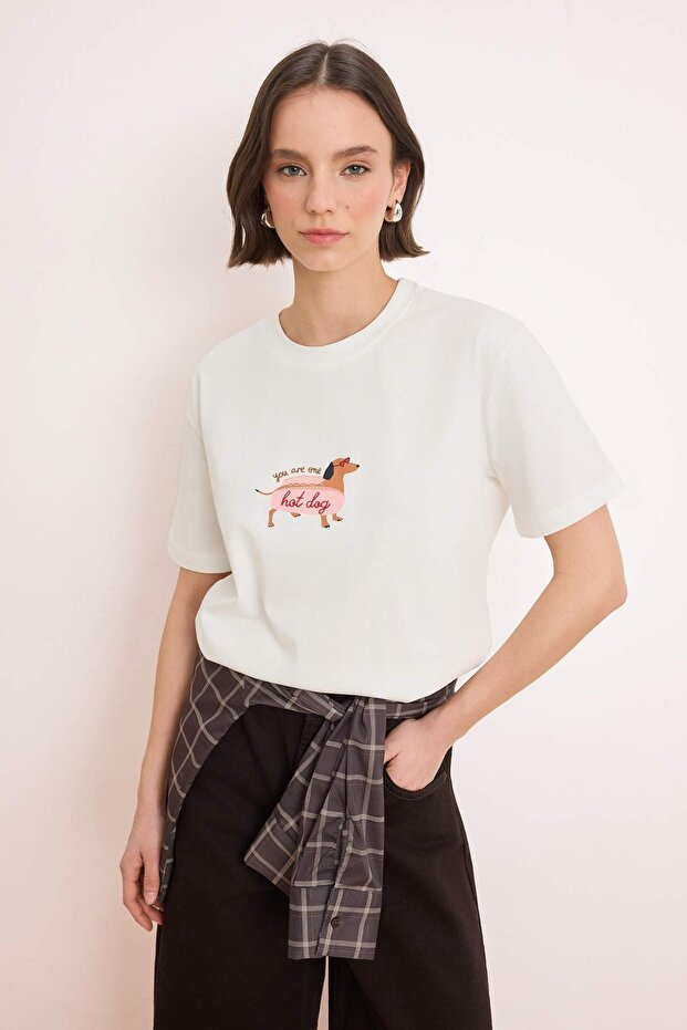 Trendyolmilla  Ekru Baskılı Oversize/Geniş Kalıp Kısa Kollu %100 Pamuk Örme T-Shirt TWOSS26TS00123 - Görsel 2