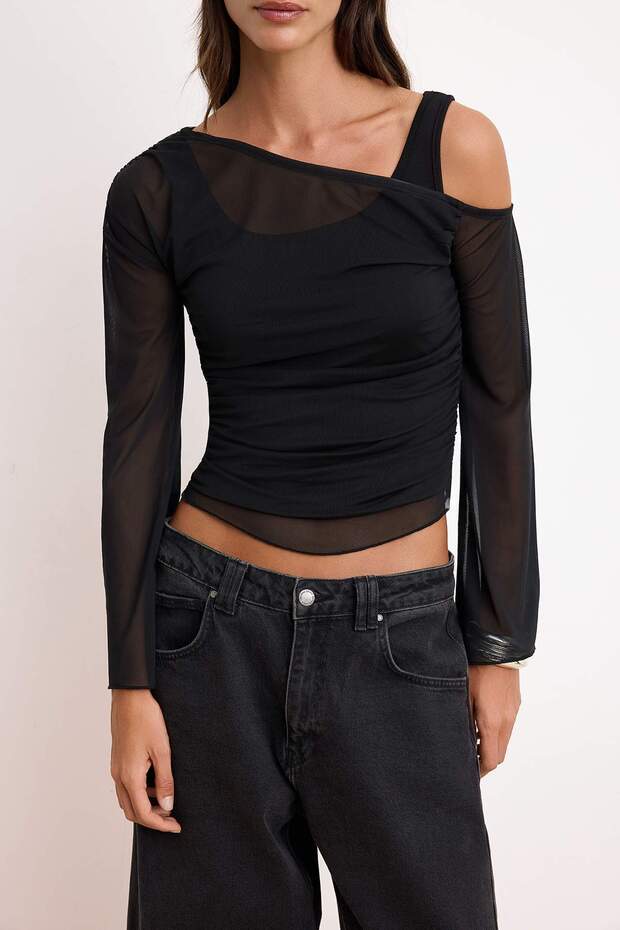 Siyah Fitted/Vücuda Oturan Asimetrik Yaka Çift Görünümlü Büzgülü Tül Örme Bluz TWOSS26BZ00071