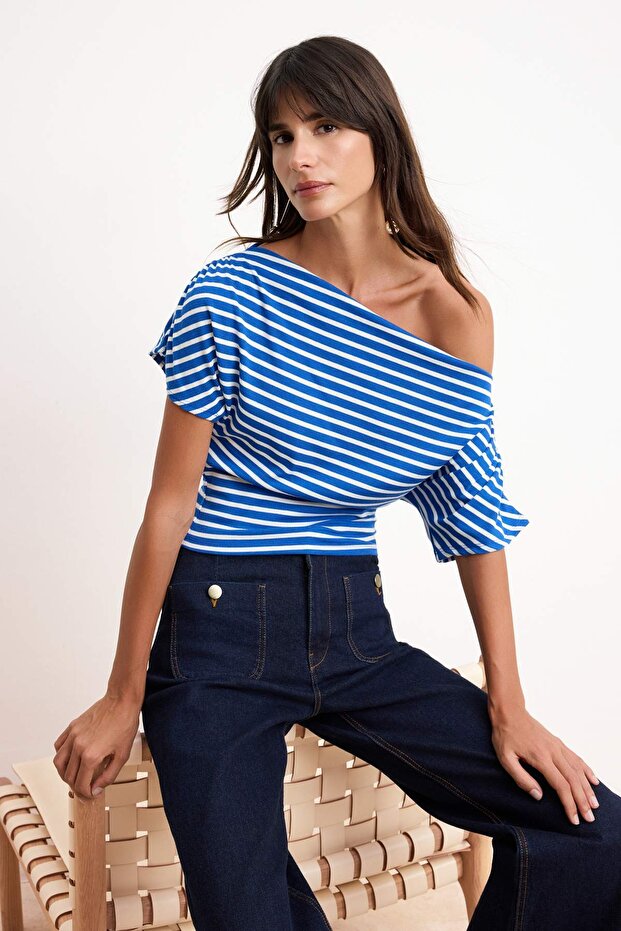 Trendyolmilla  Lacivert Çizgili Regular Kalıp Asimetrik Yaka Büzgülü Crop Fitilli Esnek Örme Bluz TWOSS26BZ00376 - Görsel 2