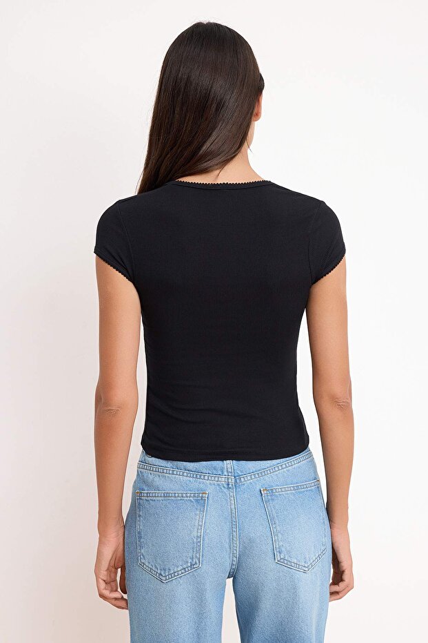 Siyah Fitted/Vücuda Oturan Havuz Yaka Aksesuar Detaylı Fitilli Esnek Örme Bluz TWOSS26BZ00643 - 4