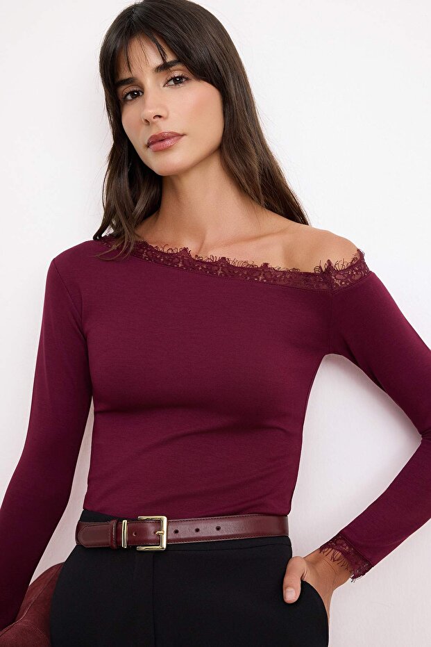 Bordo Fitted/Vücuda Oturan Asimetrik Yaka Uzun Kollu Dantel Detaylı Tül Örme Bluz TWOSS26BZ00662 - 2