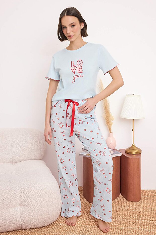 Trendyolmilla  Açık Mavi %100 Pamuklu Kiraz ve Kurdele/Fiyonk Desenli Örme Pijama Takımı THMSS25PT00188 - Görsel 3