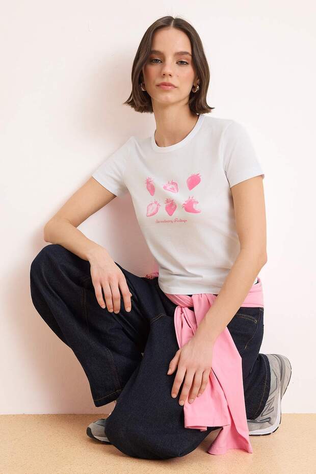 Beyaz Çilek Baskılı Fitted/Vücuda Oturan Baskılı Örme T-Shirt TWOSS25TS00082 - 2