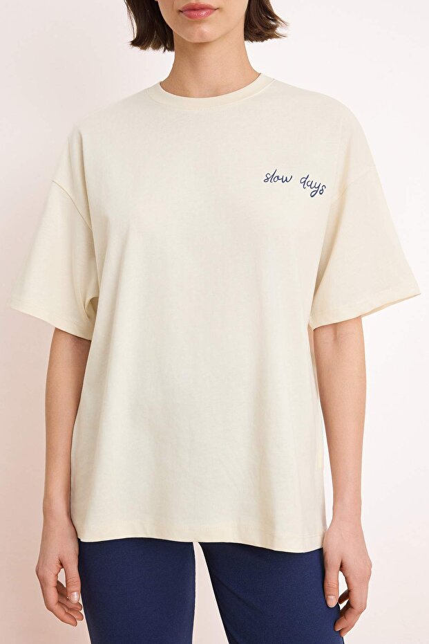 Ekru Slogan Oversize Bisiklet Yaka Kısa Sırt Baskılı Uzun Tok %100 Pamuk Örme T-Shirt TWOSS26TS00089 - 5