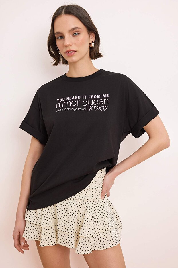 Trendyolmilla  Siyah Slogan Oversize/Geniş Kalıp Düşük Kol Kısa Kollu %100 Pamuk Örme T-Shirt TWOSS26TS00118 - Görsel 2