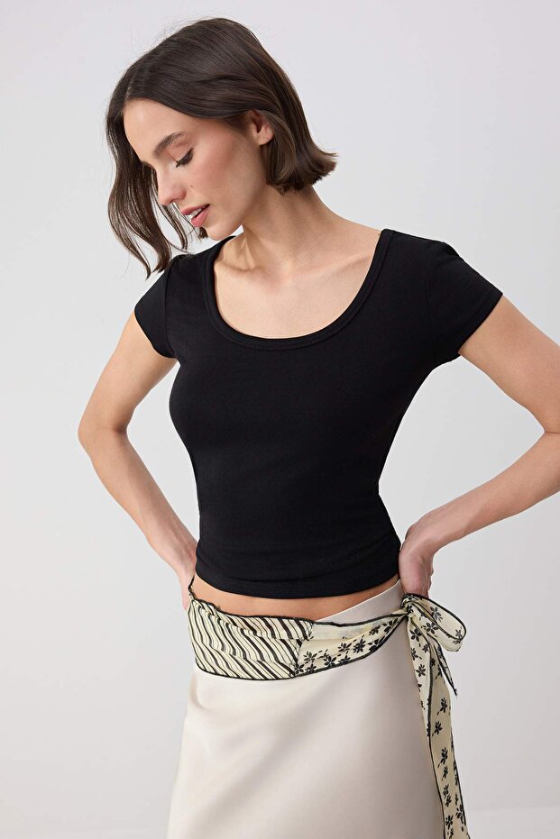 Wardrobe Essentials-Siyah Fitted/Vücuda Oturan Havuz Yaka Ay Kol Yumuşak Örme Bluz TWOSS26BZ00362 - 1