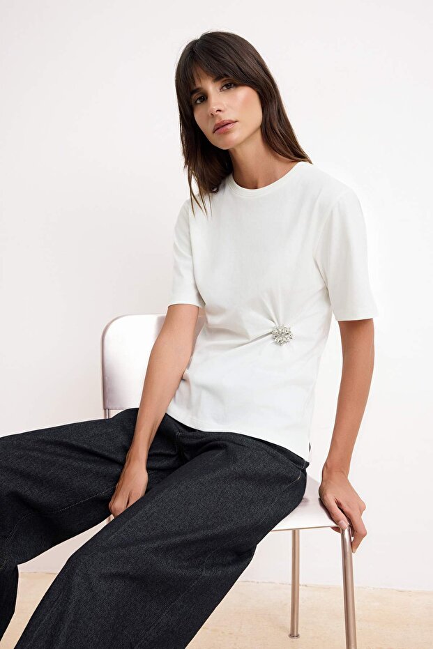 Trendyolmilla  Ekru Regular/Normal Kalıp Kısa Kollu Aksesuar Detaylı Tok %100 Pamuk Örme T-Shirt TWOSS26TS00086 - Görsel 3
