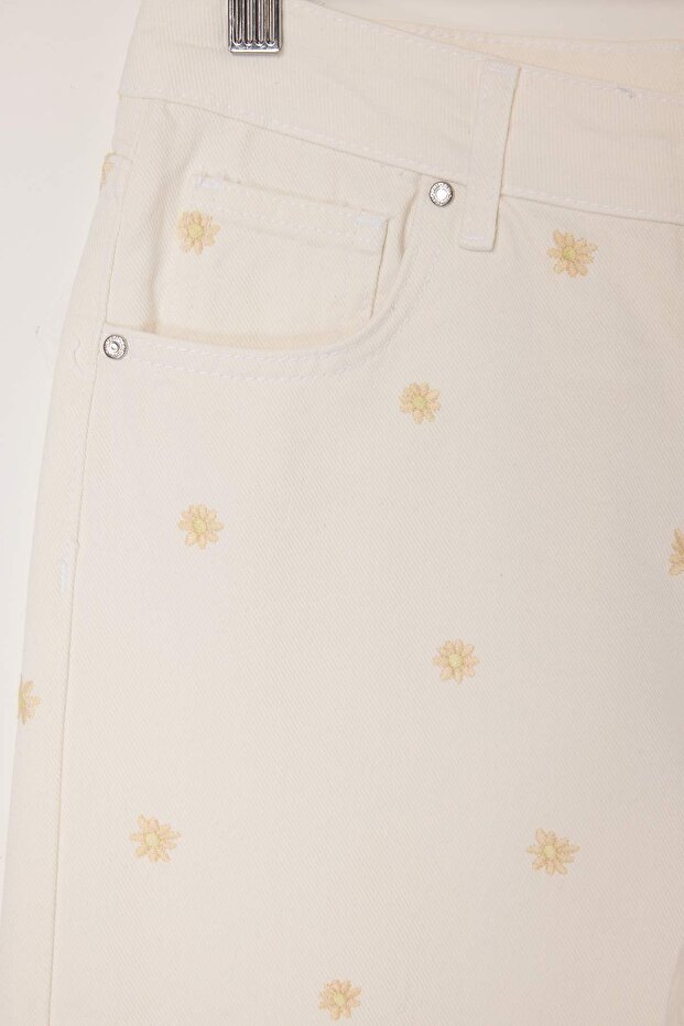 Beyaz Yüksek Bel Wide Leg Çiçek Nakışlı %100 Pamuklu Jeans TWOSS26JE00226 - 7