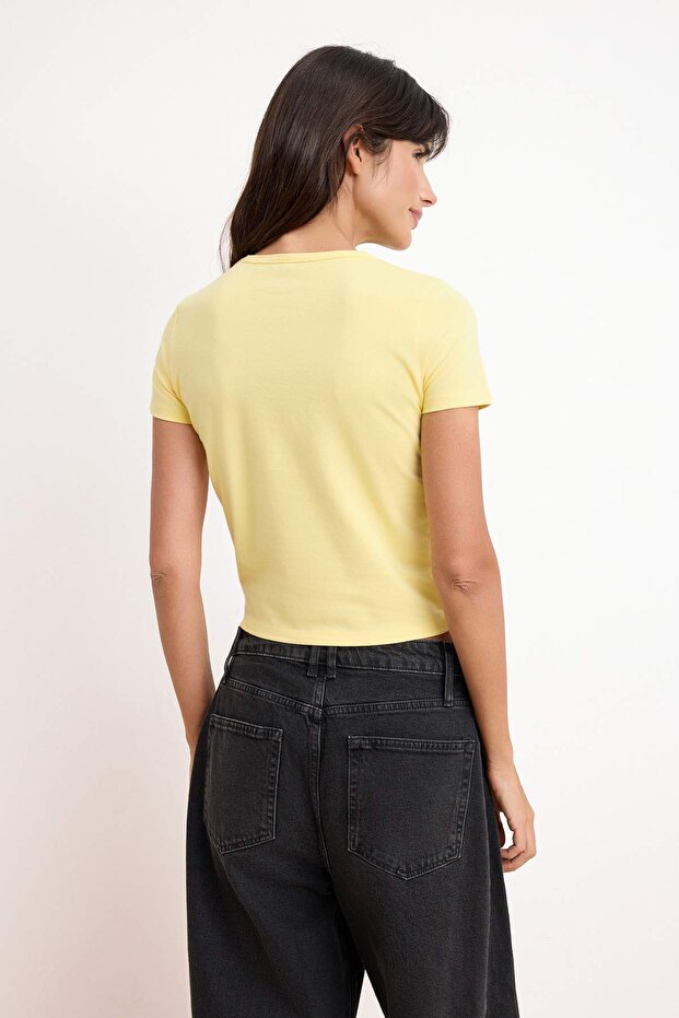 Sarı Fitted/Vücuda Oturan Esnek Crop Bisiklet Yaka Kısa Kol Baskılı Örme T-Shirt TWOSS25TS00082 - 7