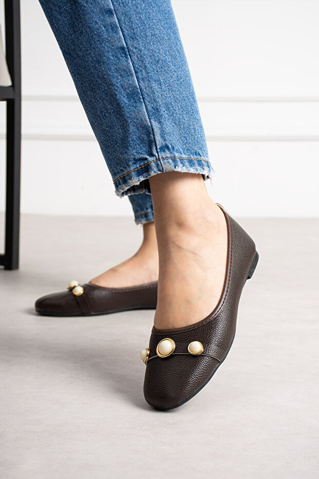 حذاء باليه بني اللون مزين باللؤلؤ - 3