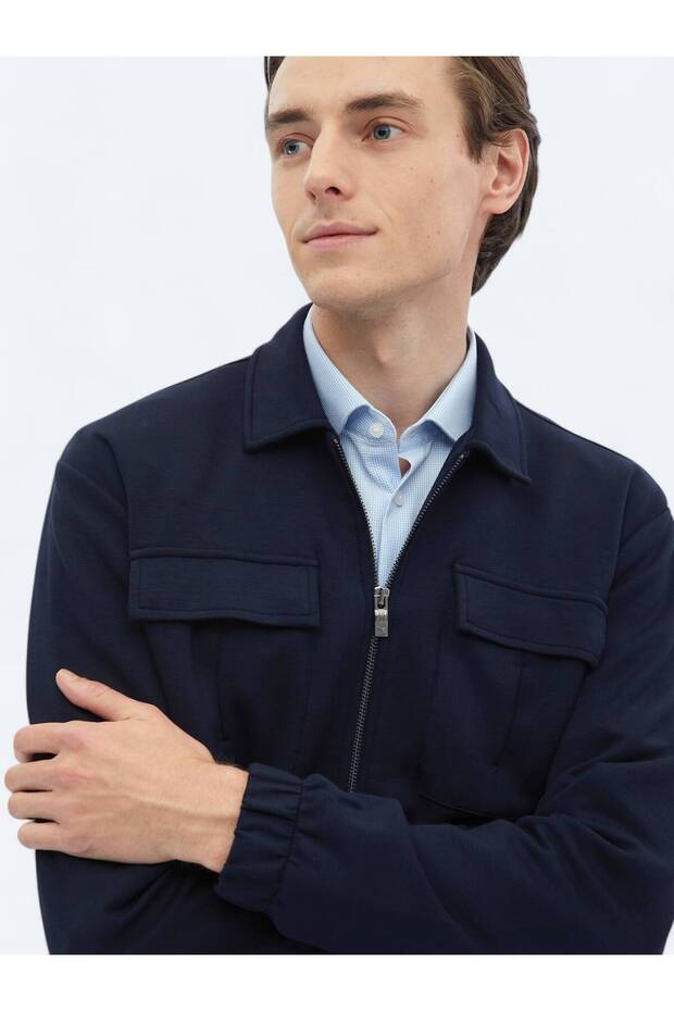 سترة علوية ذات قصة عادية باللون الأزرق الداكن - 5