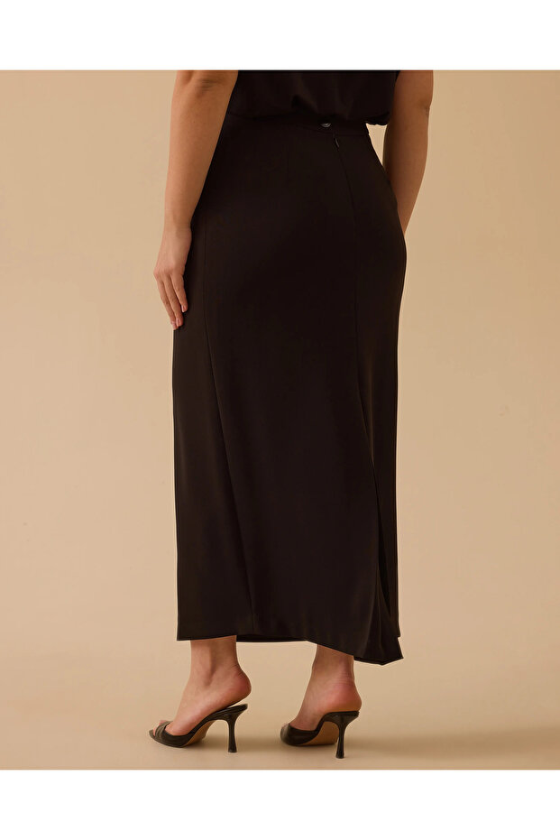تنورة كلاسيكية أساسية بمقاس كبير - 2