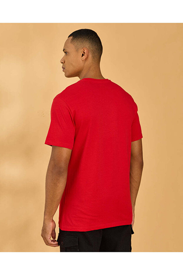 تيشيرت رجالي أحمر برسومات أساسية - 3