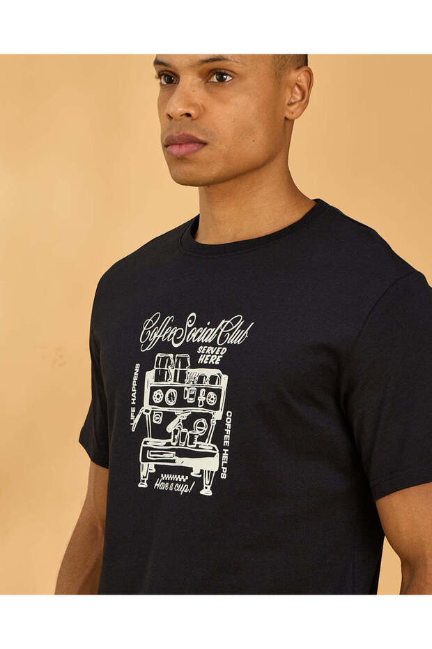 تيشيرت رجالي أسود برسومات أساسية - 4