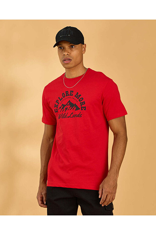 تيشيرت رجالي أحمر برسومات أساسية - 1