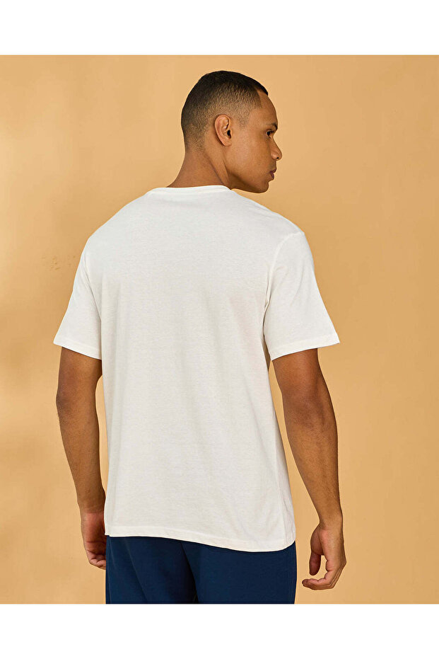تيشيرت رجالي أبيض برسومات أساسية - 3