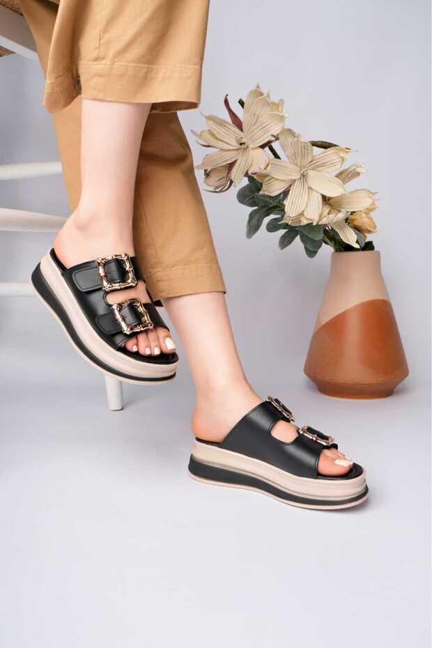 Maya Large Buckle Brown Slippers