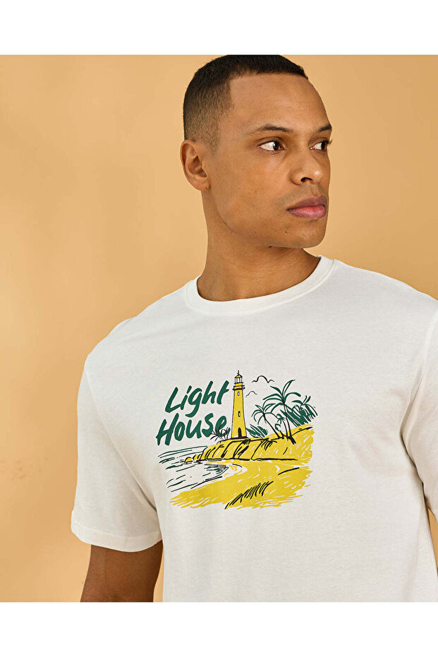 تيشيرت رجالي أبيض برسومات أساسية - 4