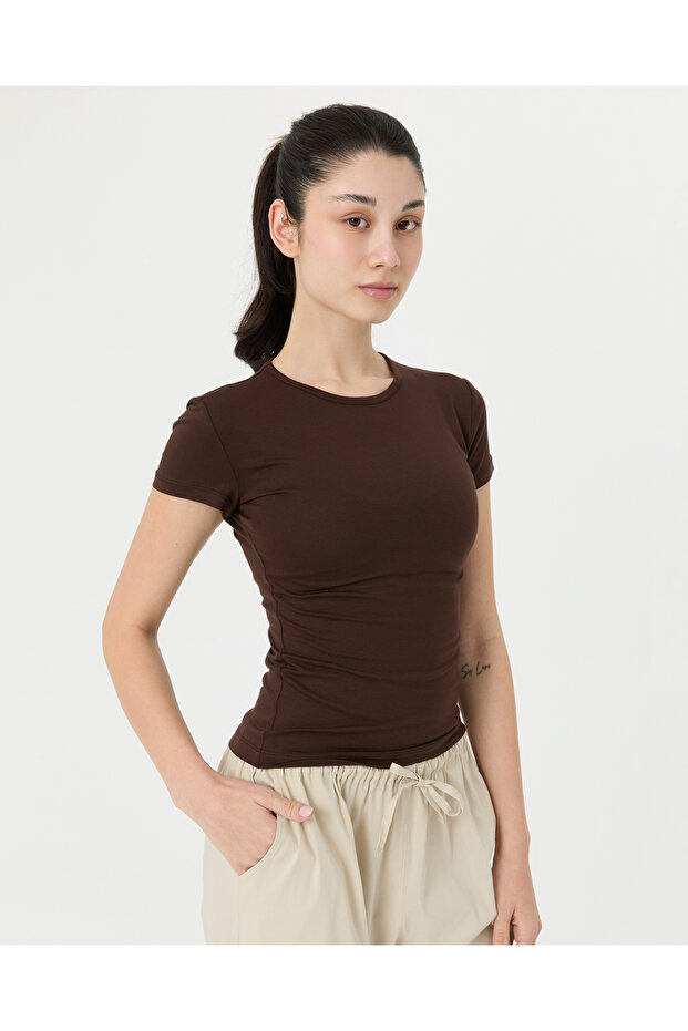 تي شيرت بني أساسي - 4