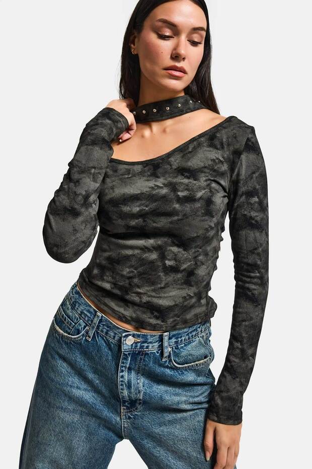 بلوزة نسائية سوداء من أنثراسايت w5 بقصة غير متماثلة وتصميم قماشي خاص بقصة قصيرة توب