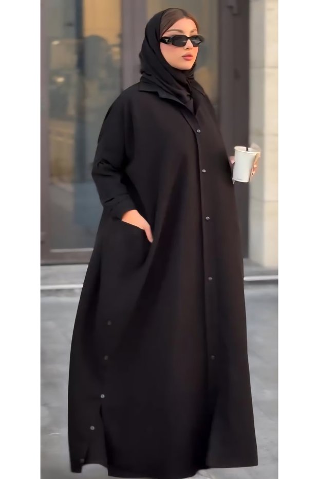 عبايه نص بشت على زرار امام وزرار لزينعه وفتحه في الجوانب وزر لزينه على جيوب امام