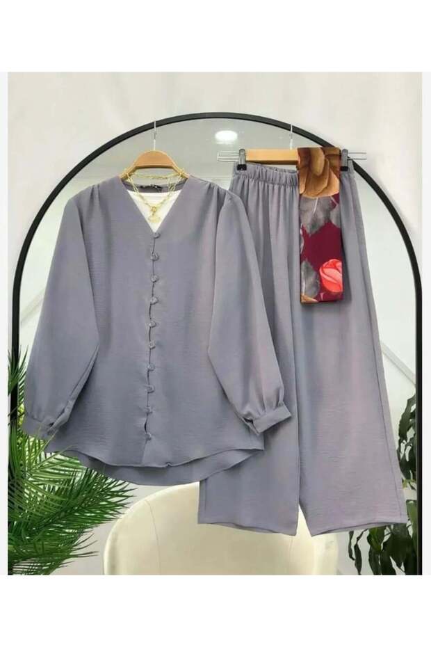 بدلة نسائية صغيرة من أيروبين بأزرار باللون الرمادي