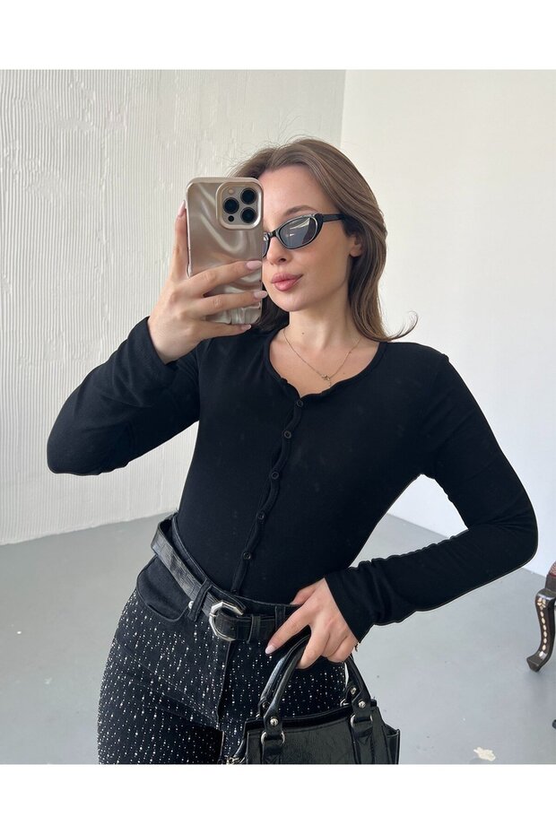 بدلة سوداء أساسية بأزرار ناعمة الملمس - 1