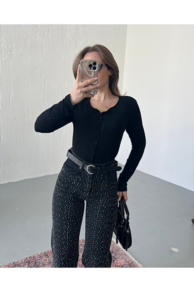 بدلة سوداء أساسية بأزرار ناعمة الملمس - 4