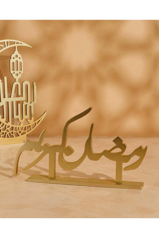 زينة ذهبية تحمل عبارة "رمضان كريم"
