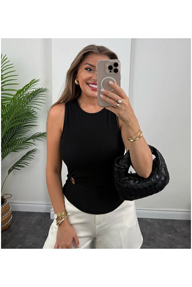 Zero Sleeve Stretch Fabric Ottoman Blouse with Gold Accessories on the Skirt