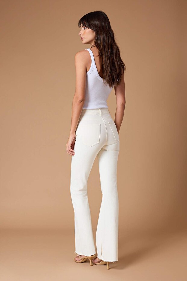 Beyaz Yırtmaç Detaylı Yüksek Bel Comfort/Esnek Flare İspanyol Paça Jeans TWOAW26JE00022 - 4